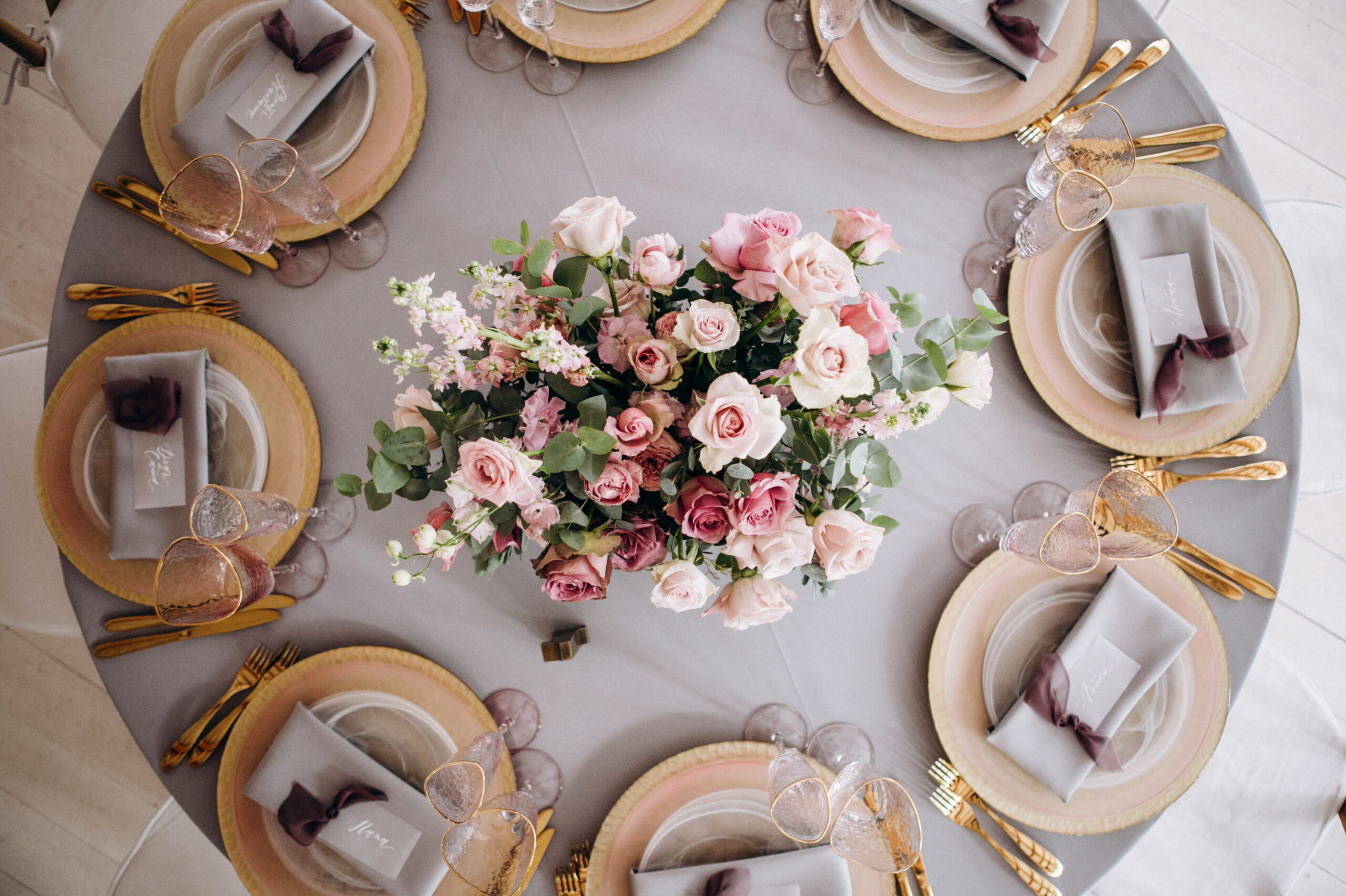 Amazing,Wedding,Table,Decoration,With,Flowers,On,Wooden,Tables