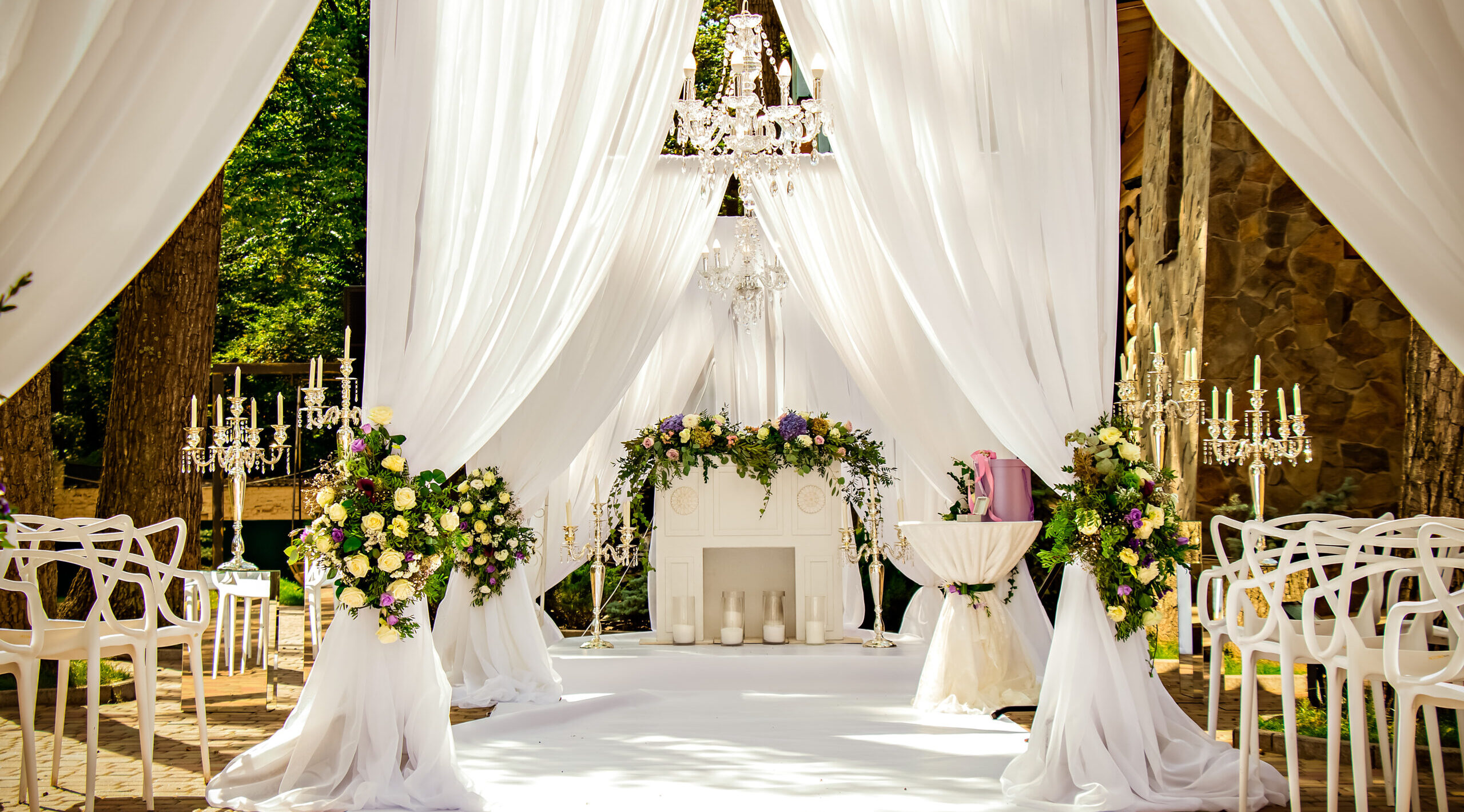Place,For,Wedding,Ceremony,In,White,Color,,with,White,Fireplace