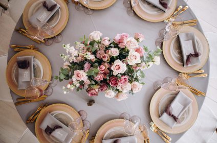 Amazing,Wedding,Table,Decoration,With,Flowers,On,Wooden,Tables